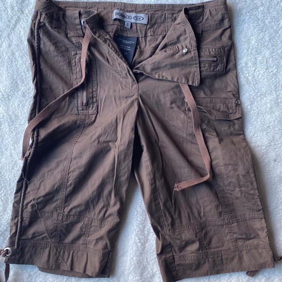 Woman’s shorts. Cargo style - Picture 1 of 3